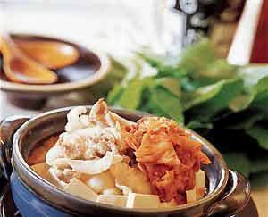 清真菜是一道具有伊斯兰教特色的菜肴，它强调清真、健康、营养和美味。清真菜在伊斯兰教中有着悠久的历史和文化底蕴，其烹饪特色主要体现在以下几个方面：